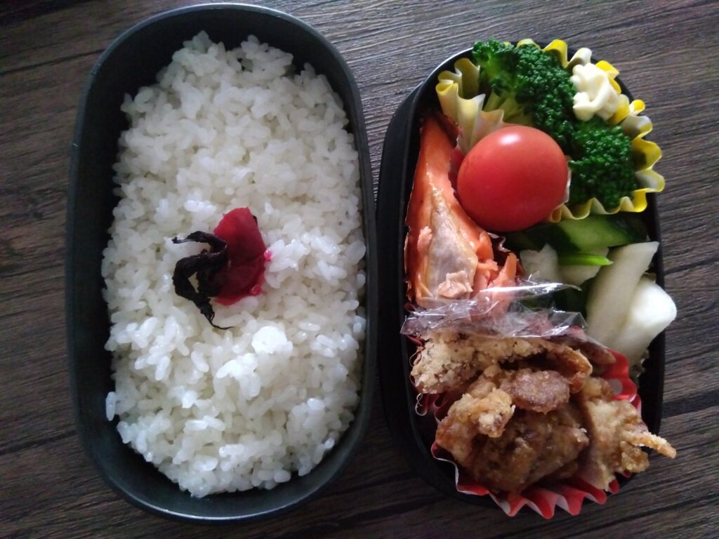 ザンギと焼鮭のお弁当