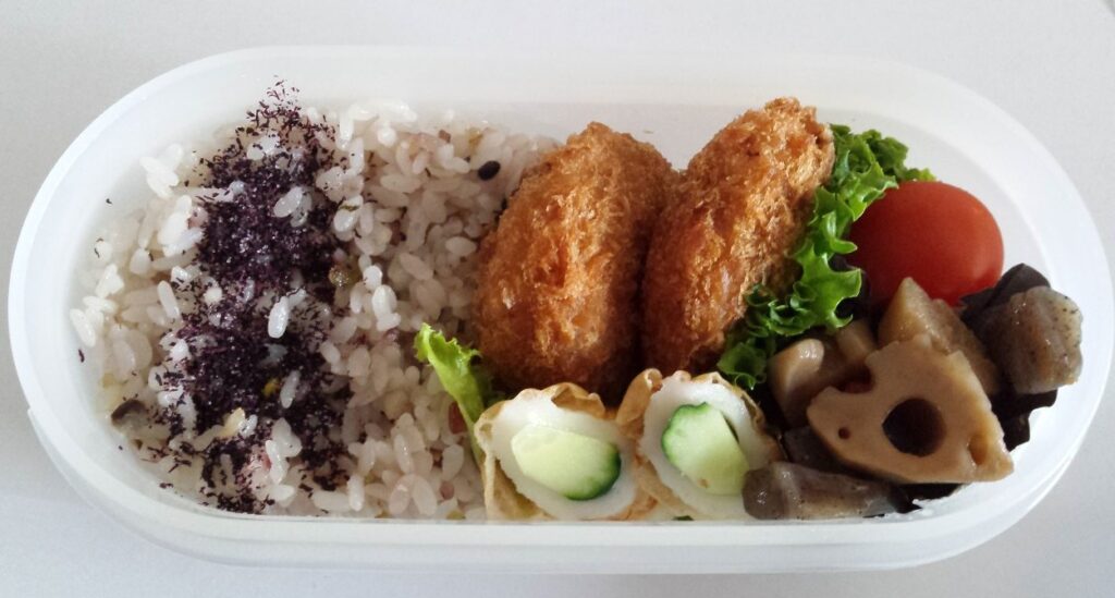 お惣菜のコロッケが入ったお弁当２