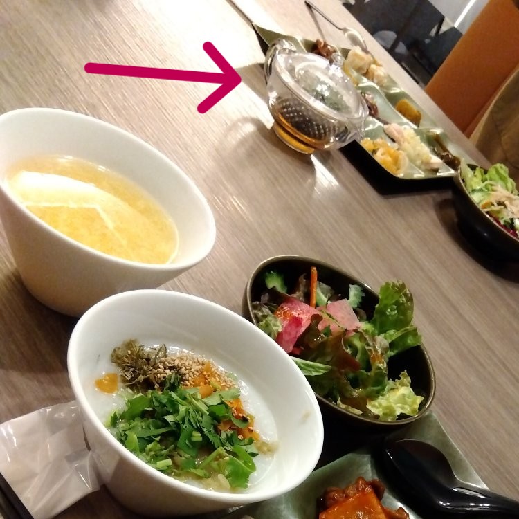沖縄のホテルの朝食ブッフェ会場のティーポット